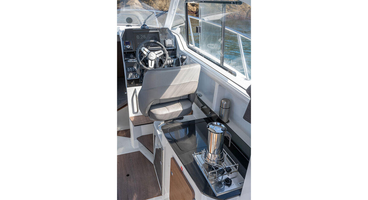 beneteau-antares-8-interior-3