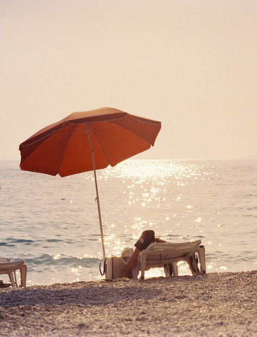 beach umbrella lawrence-chismorie-UX0lfTuKwiw-unsplash-min