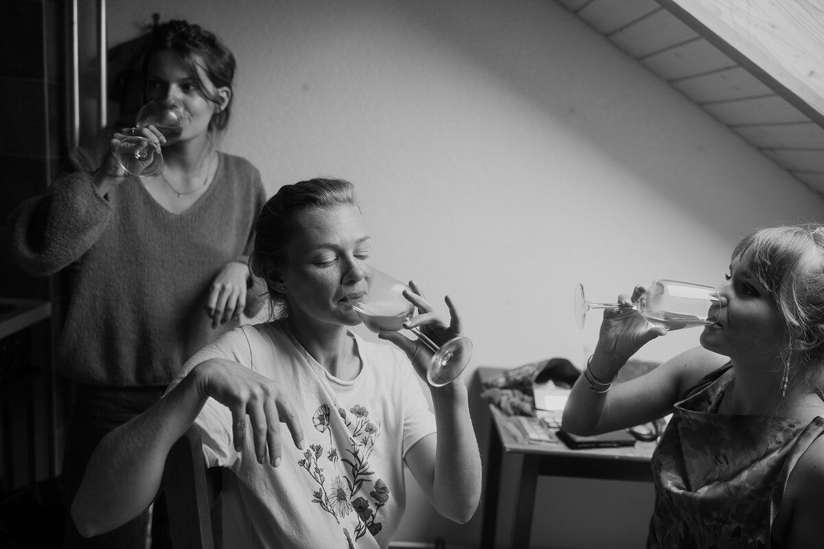 wedding-bride-getting-ready-bridesmaids-drinkr-laurianevega