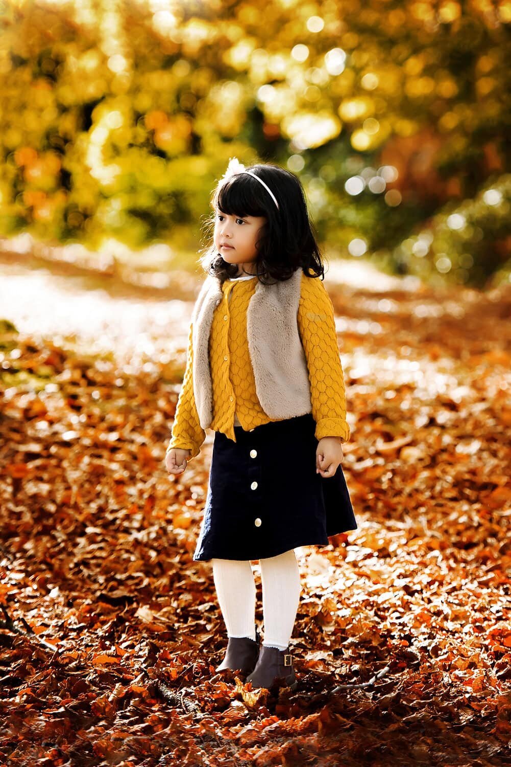 outdoor-family-photography_vancouver-fraser-valley_queen-elizabeth-park_child-autumn-leaves