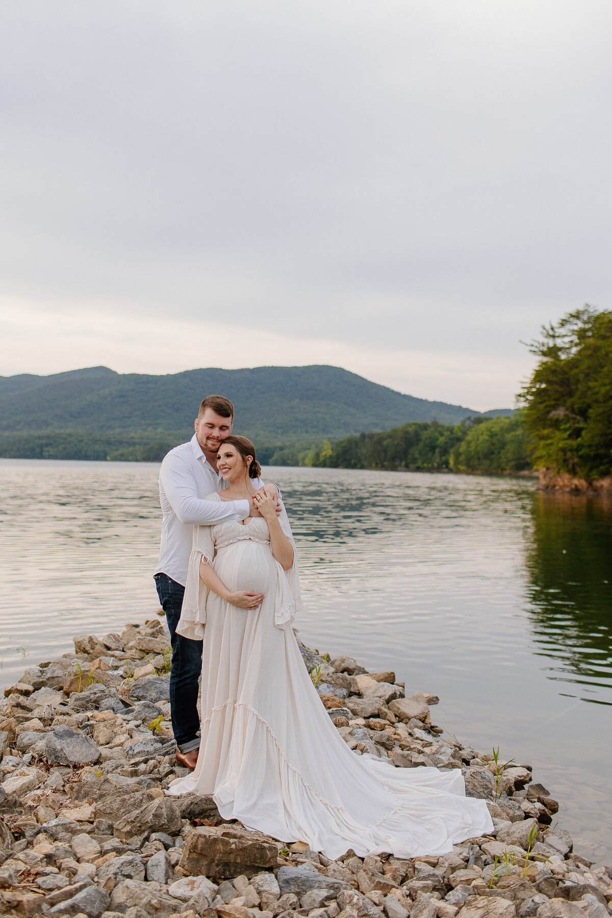 Documentary-Maternity-Session-at-Carvins-Cove-RJ-41