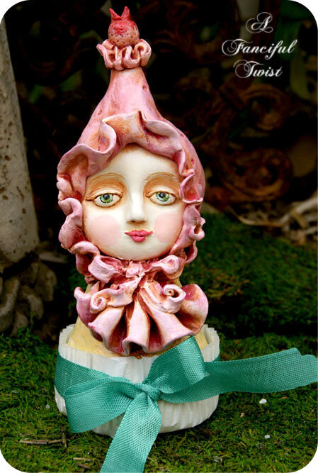 florentina-strawberry-cream-macaron-front