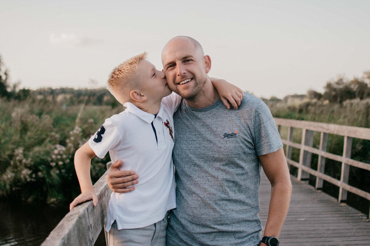 familieshoot-bij-water-golden-hour-emotie-Leukfotografie-3