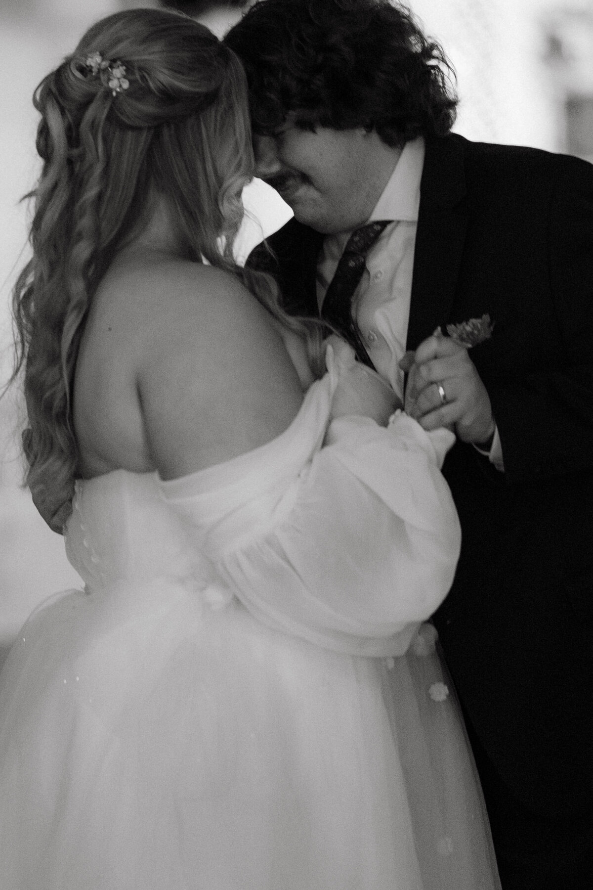 emotional-first-dance-catholic-wedding-mo00002