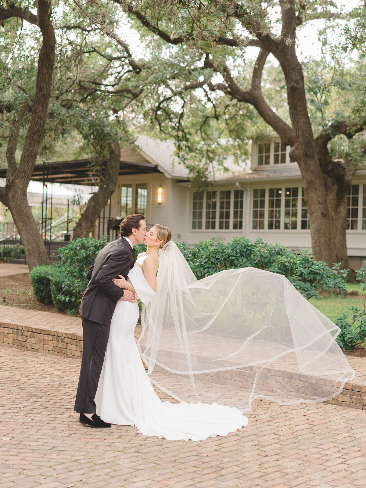 44_Austin_Wedding_Photographer_Mattie's_Green_Pastures