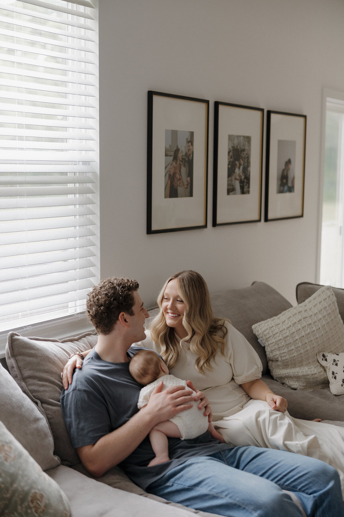 Indianapolis family photographer lifestyle newborn at home