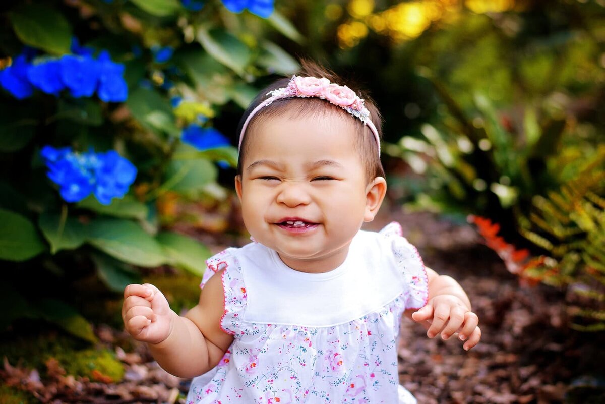 outdoor-family-photography_vancouver-fraser-valley_burnaby-park_summer-toddler-flowers