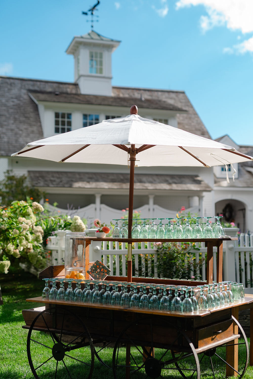 mobile-cocktail-cart-at-smith-farm-gardens