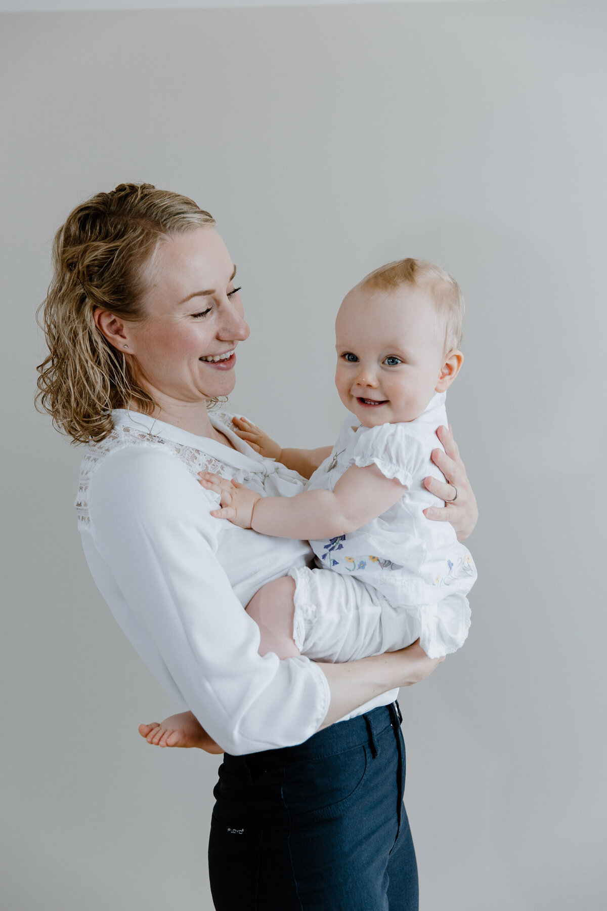 ettårsfoto_Oslo_homesession_jente_fotograf_charlottechristensen_studio_mor_datter