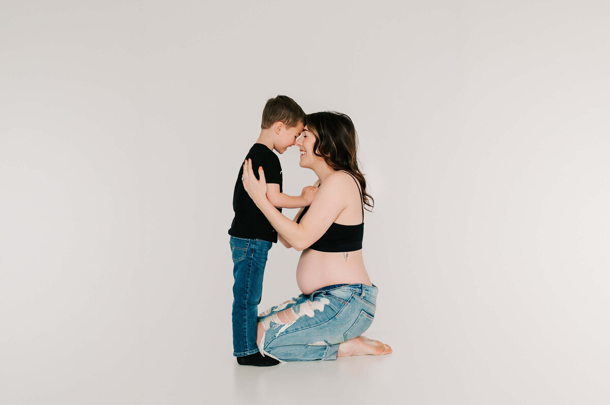 Springfield MO maternity photographer Jessica Kennedy of The Xo Photography captures pregnant mom and boy nose to nose