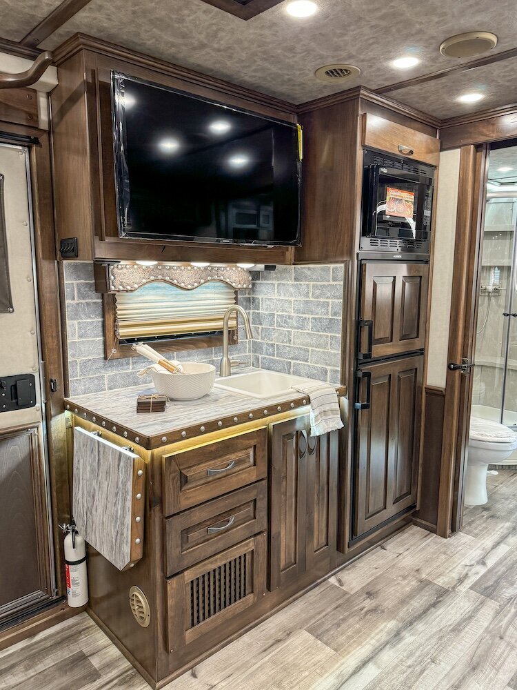 luxury-living-quarter-horse-trailers-trail-boss-conversions-kitchens-11