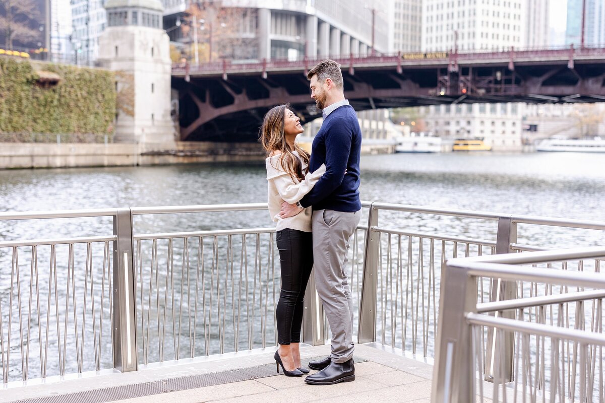 downtown-chicago-fall-engagement-session-jenna-sean_0013
