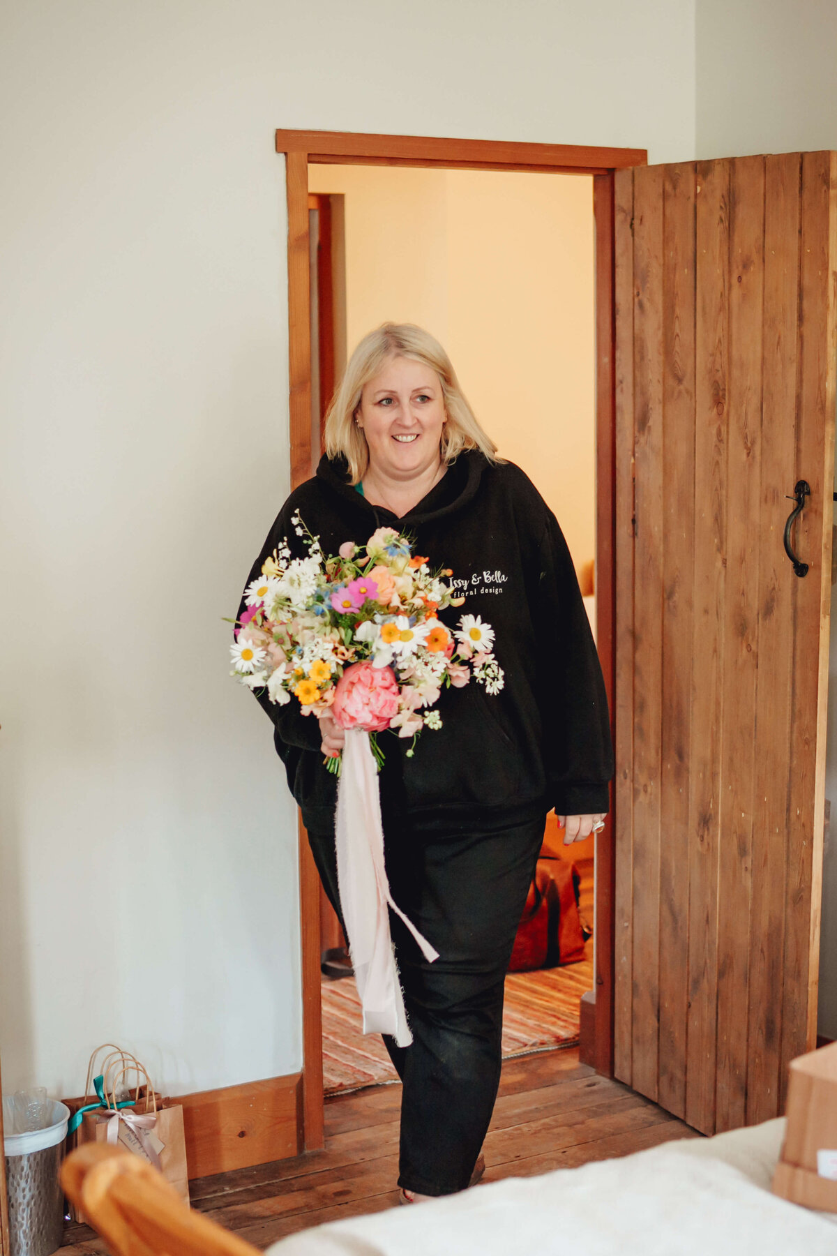 Issy-and-Bella-Floral-Design-Wedding-Florist-Herefordshire-Haybarn-House-J-L10