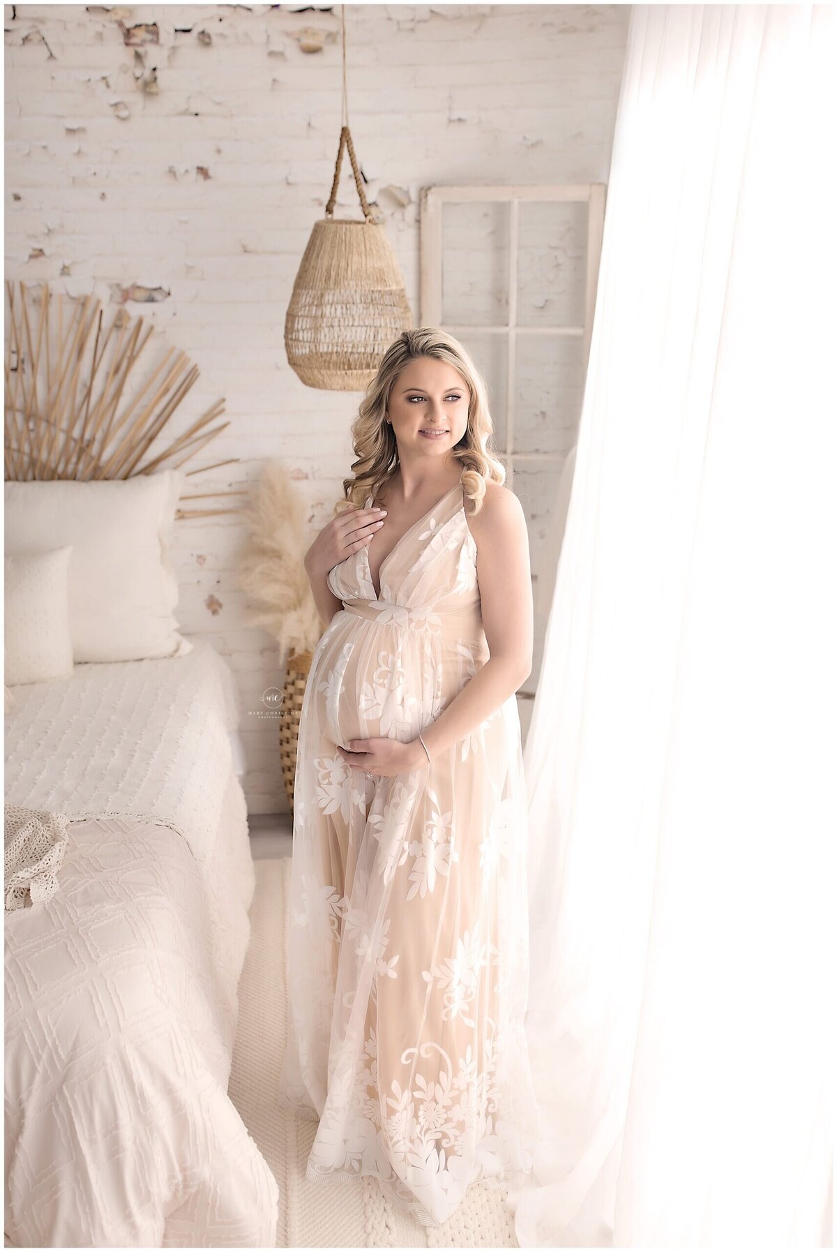 Lifestyle type maternity photos in Akron Ohio