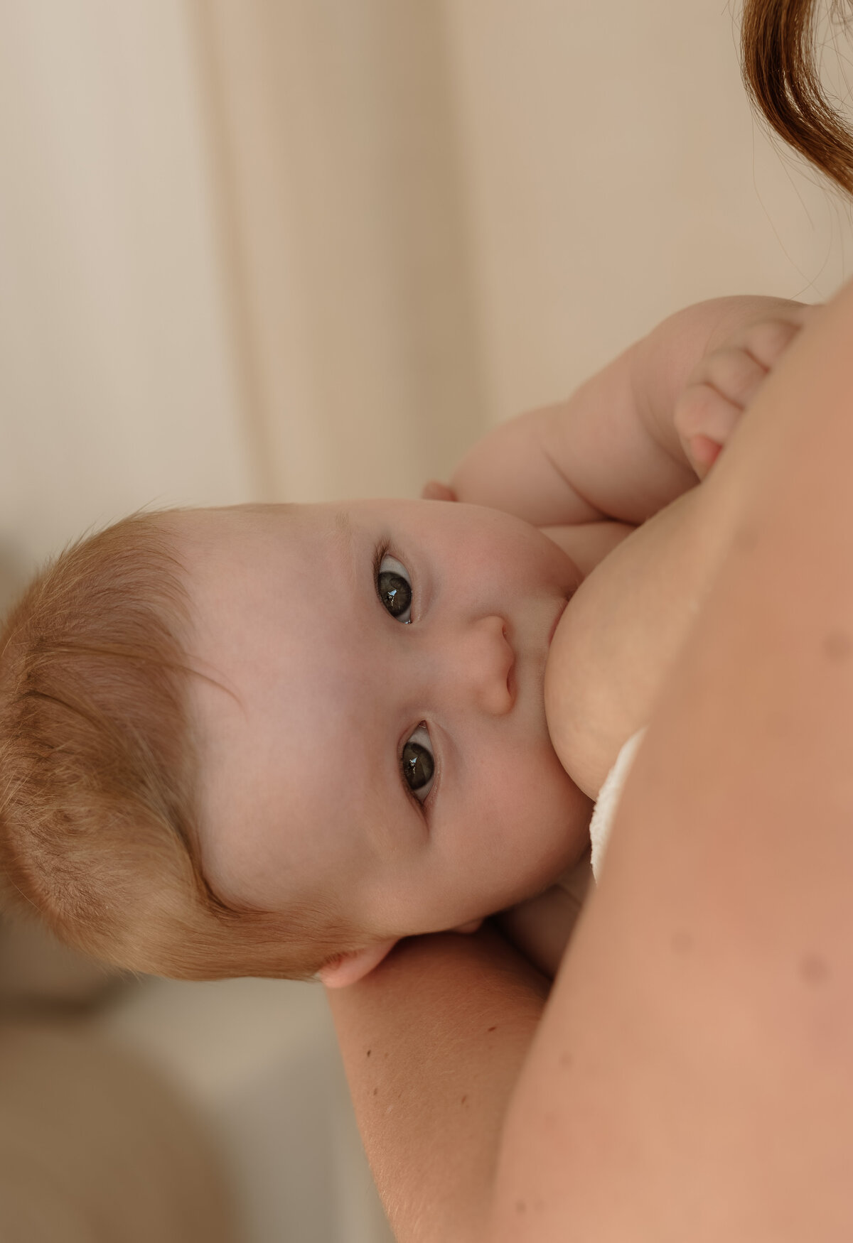 newborn fotograaf - gezinsfotograaf - zwangerschapsfotografie - videograaf - Sint-Niklaas - Pictures by Jess - Mama en baby shoot - borstvoeding