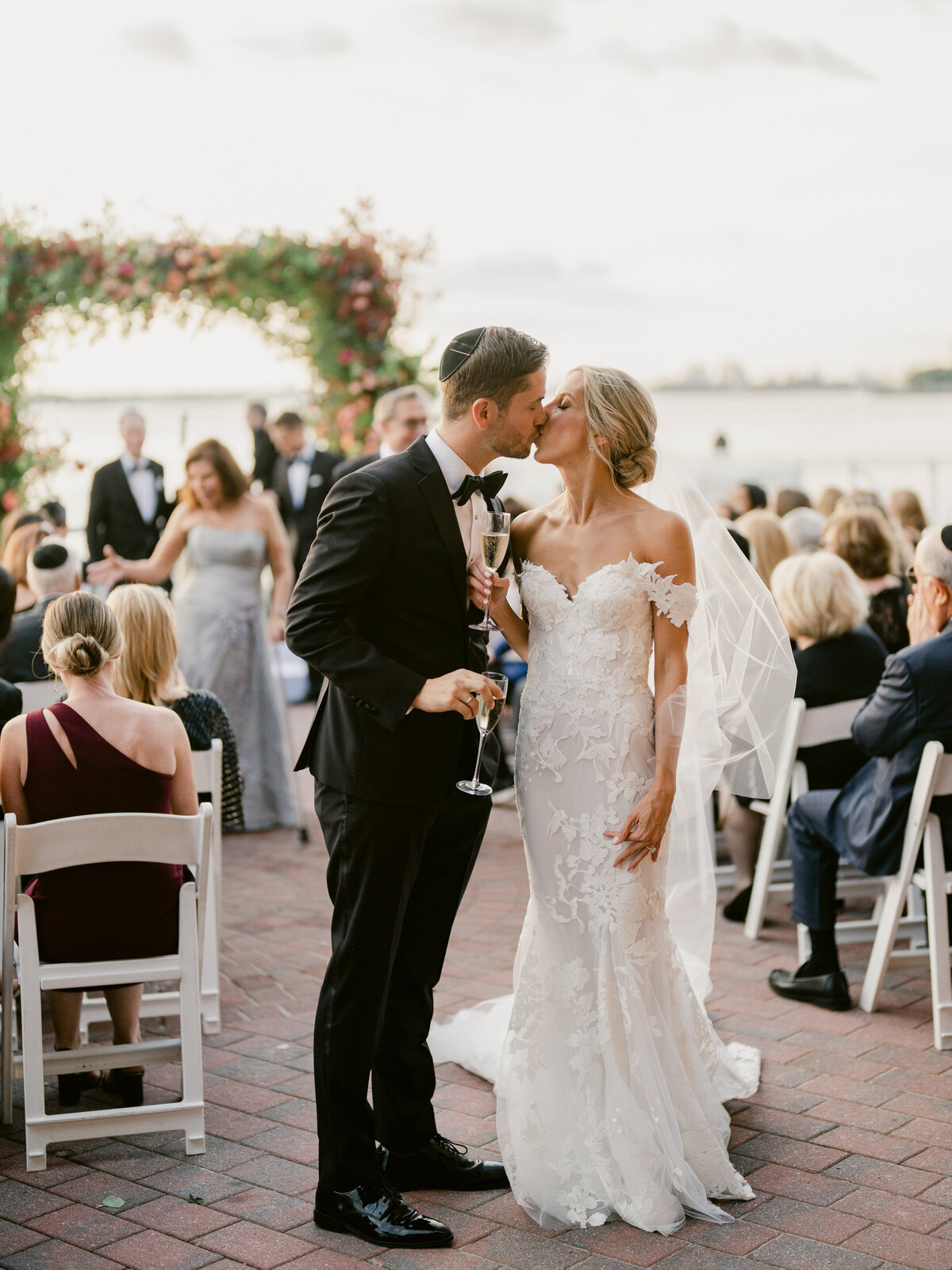 libertywarehouse-newyorkwedding-weddingwithaview-felixfeyginphotography-028