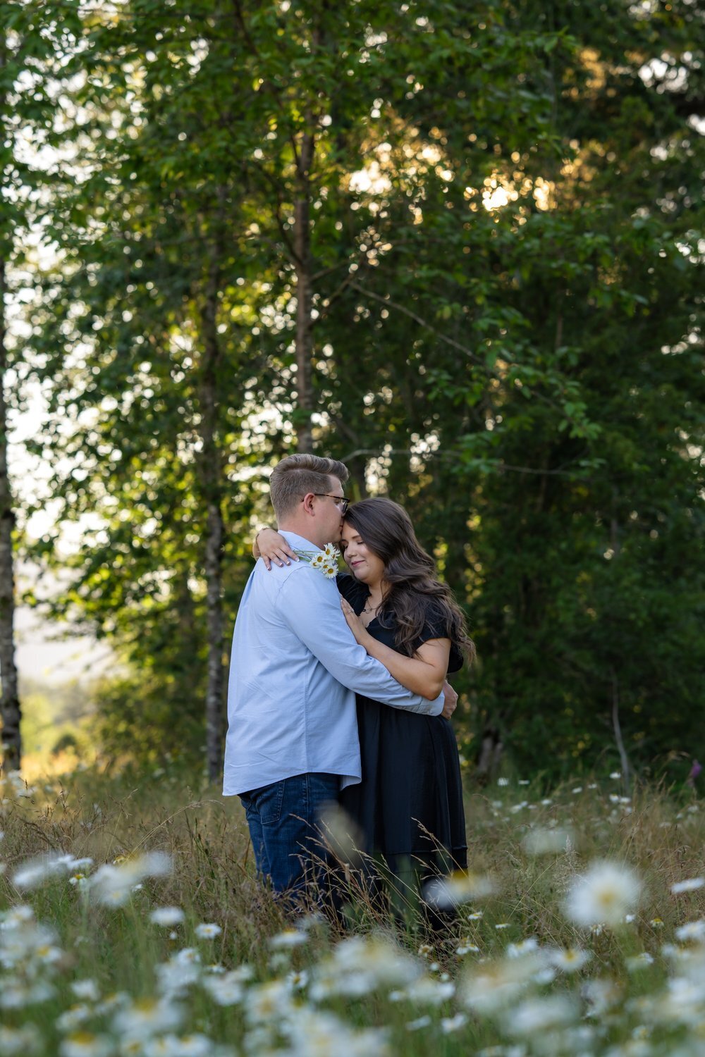 north bend river park washington engagement couple