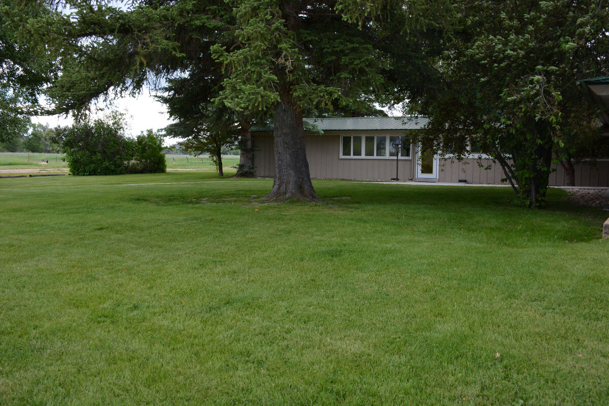 entertaining-area-elk-hollow-lodge-saratoga-wy