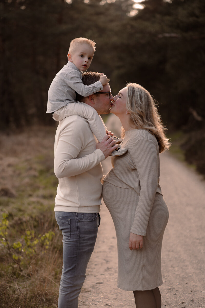 Joenne-Bokhorst-Fotografie-zwangerschapsshoot-met-broer-Veluwe-3
