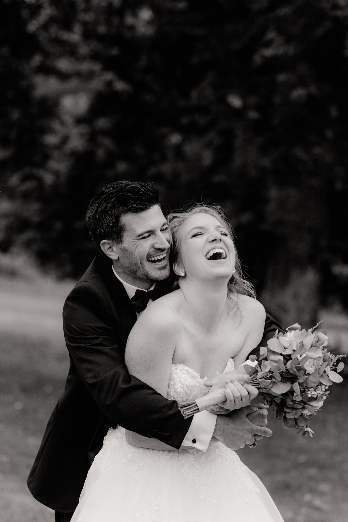 Berenice-et-Remy-mariage-couple-exterieur-foret3