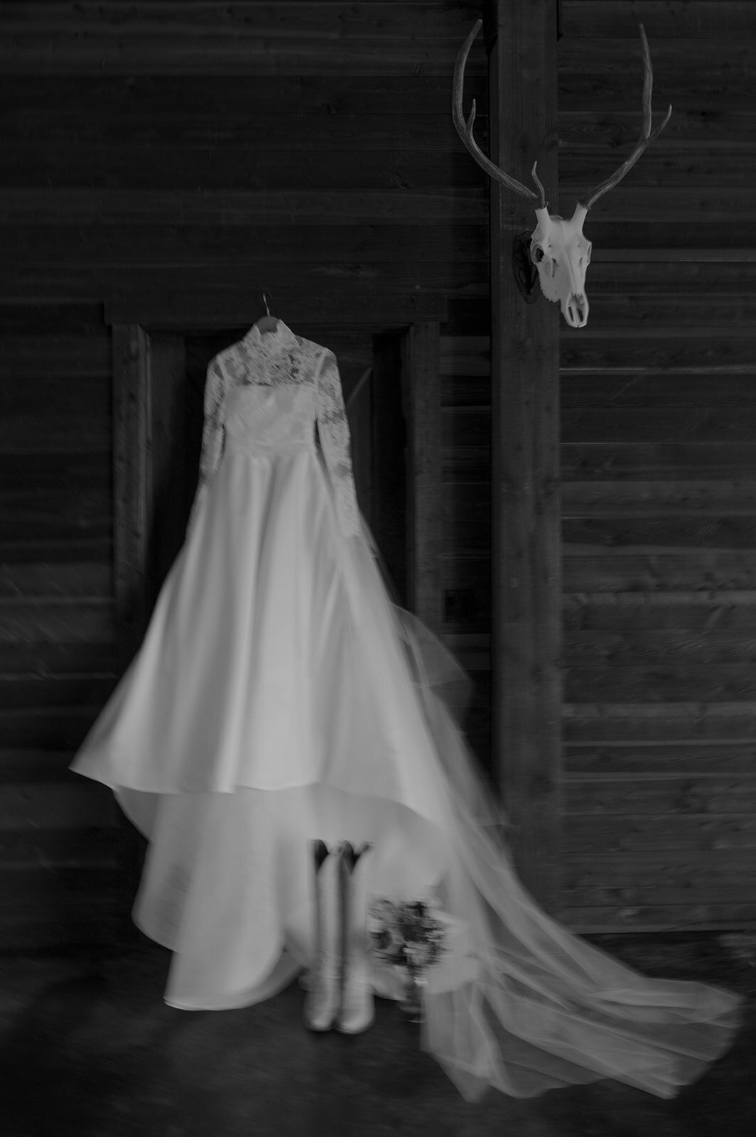 presley-gray-photo-Deerlodge-rustic-western-Montana-wedding-3026