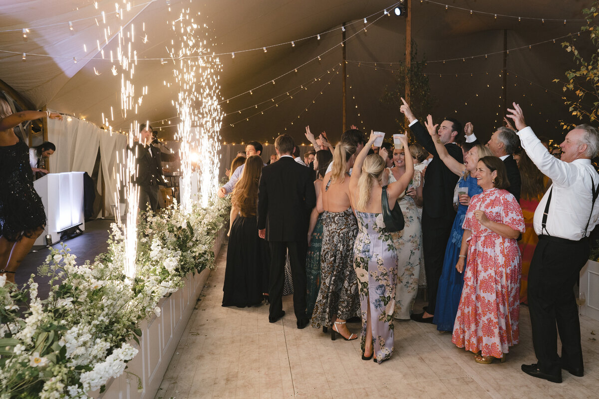 Marthas-vineyard-wedding-planner-kg-events-design-luxury-destination-weddings-private-events-corporate-events-edgartown-ma-event-designer-outdoor-tented-wedding-reception-island-wedding-vogue-wedding-pohogonot-118