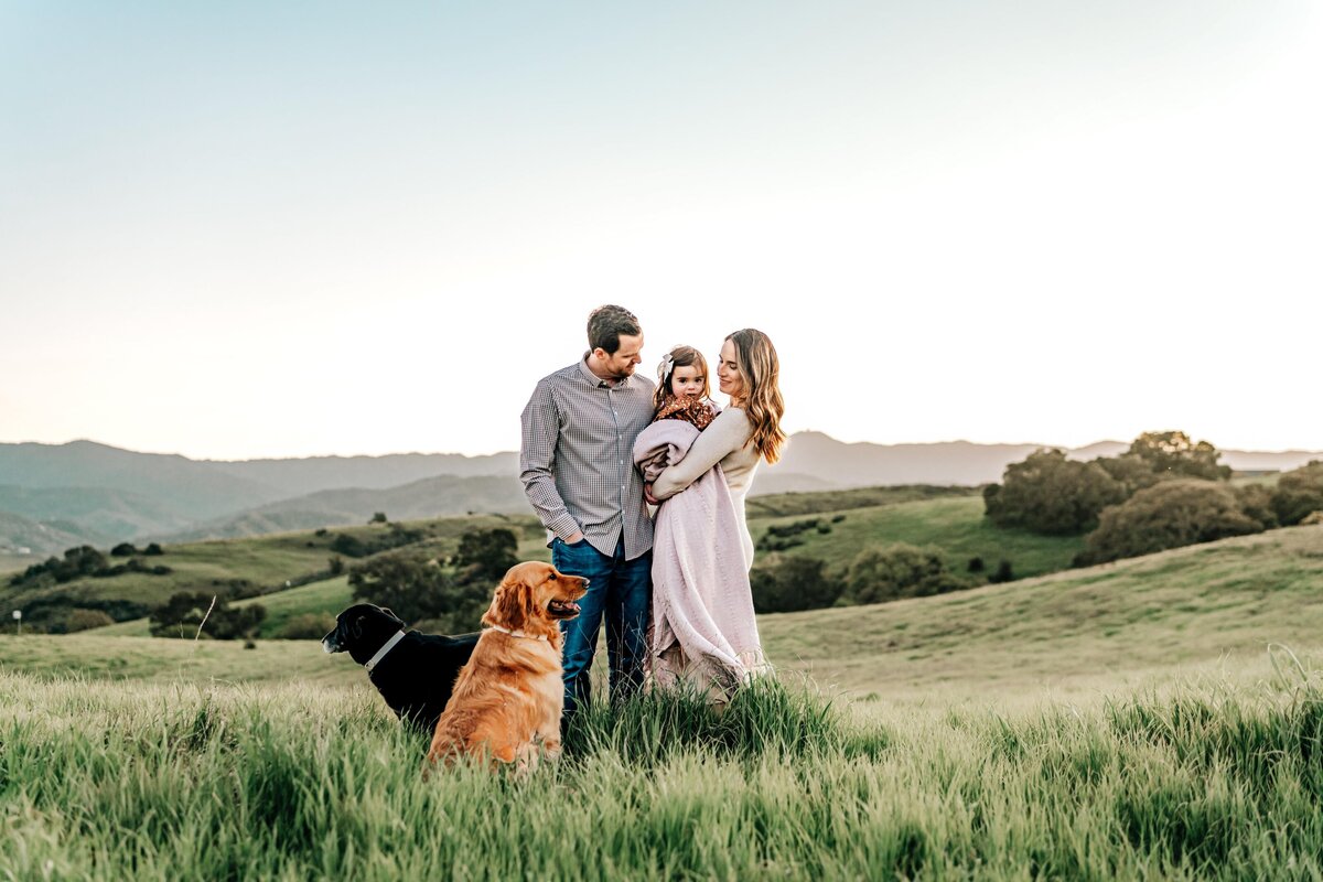 hill-family-with-dog