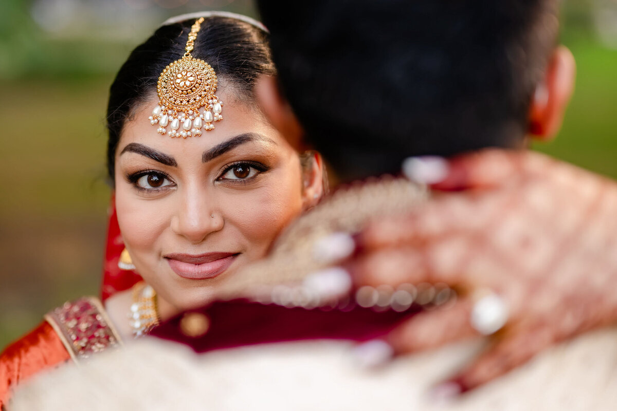 Indian bride show off her makeup and jewlery 