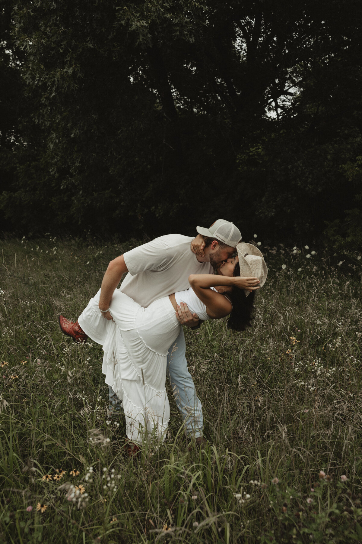 Wildflowercouplessessionwithtruck_emilyarwinephoto-30