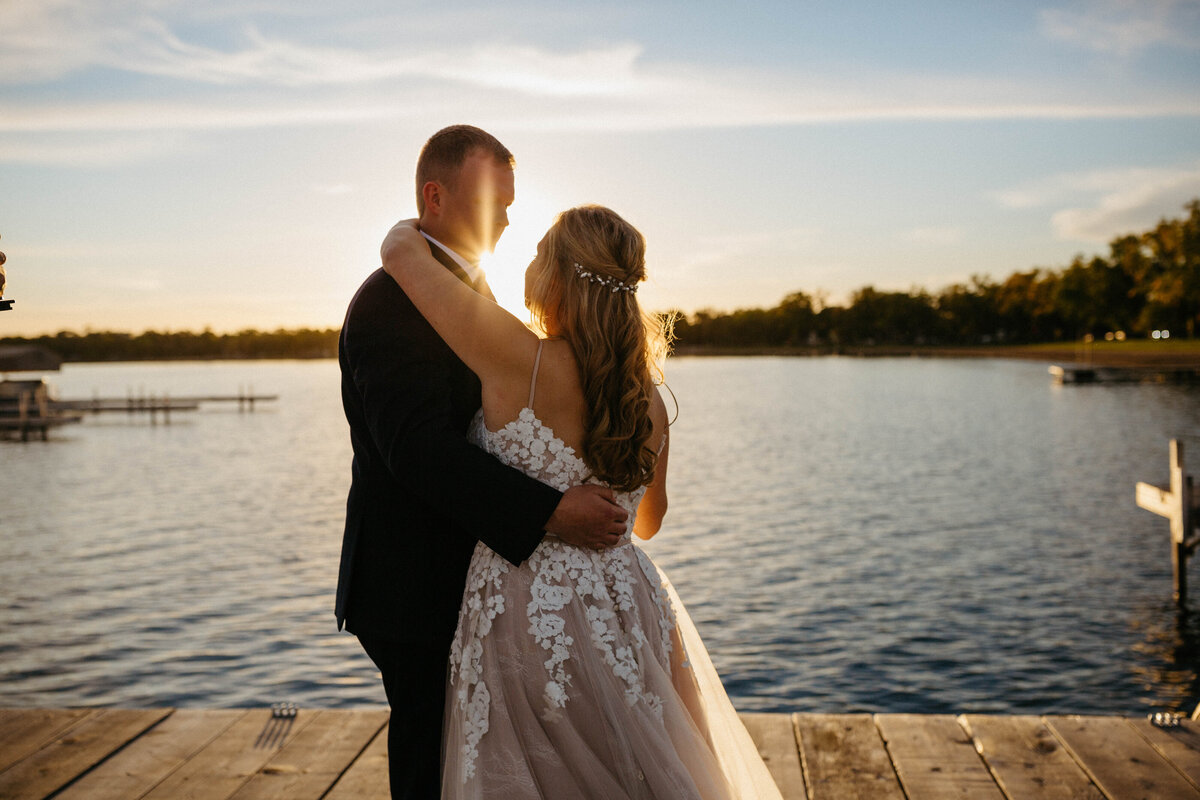 bride-and-groom-lakeside-at-sunset