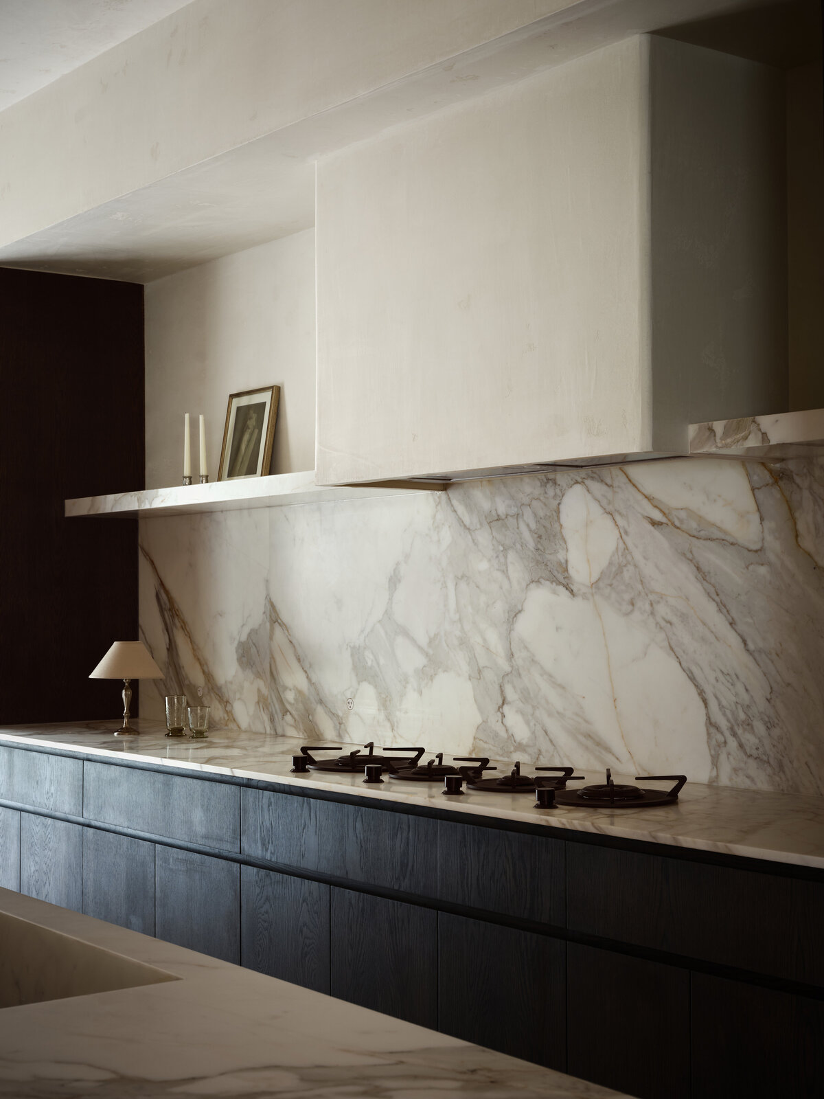 natural-marble-island-backsplash-shelves-warm-marble-kitchen-oak-cabinets-modern-kitchen-austin-home-house-franc.jpg