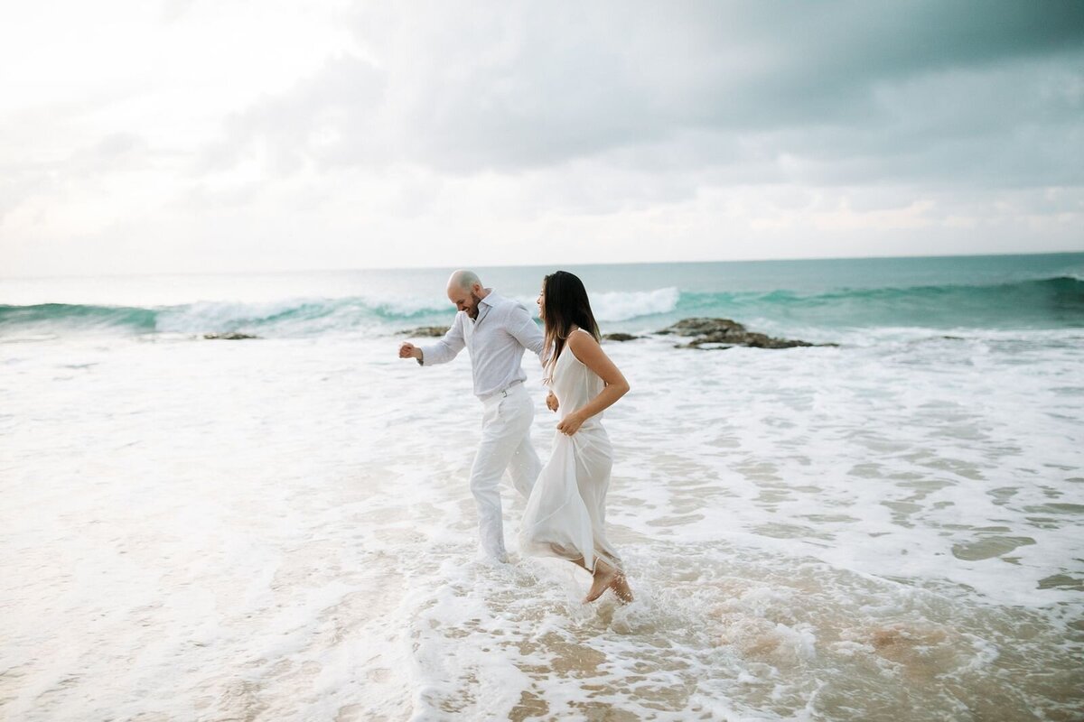 kauai-wedding-photography-couple-tunnels-beach-water