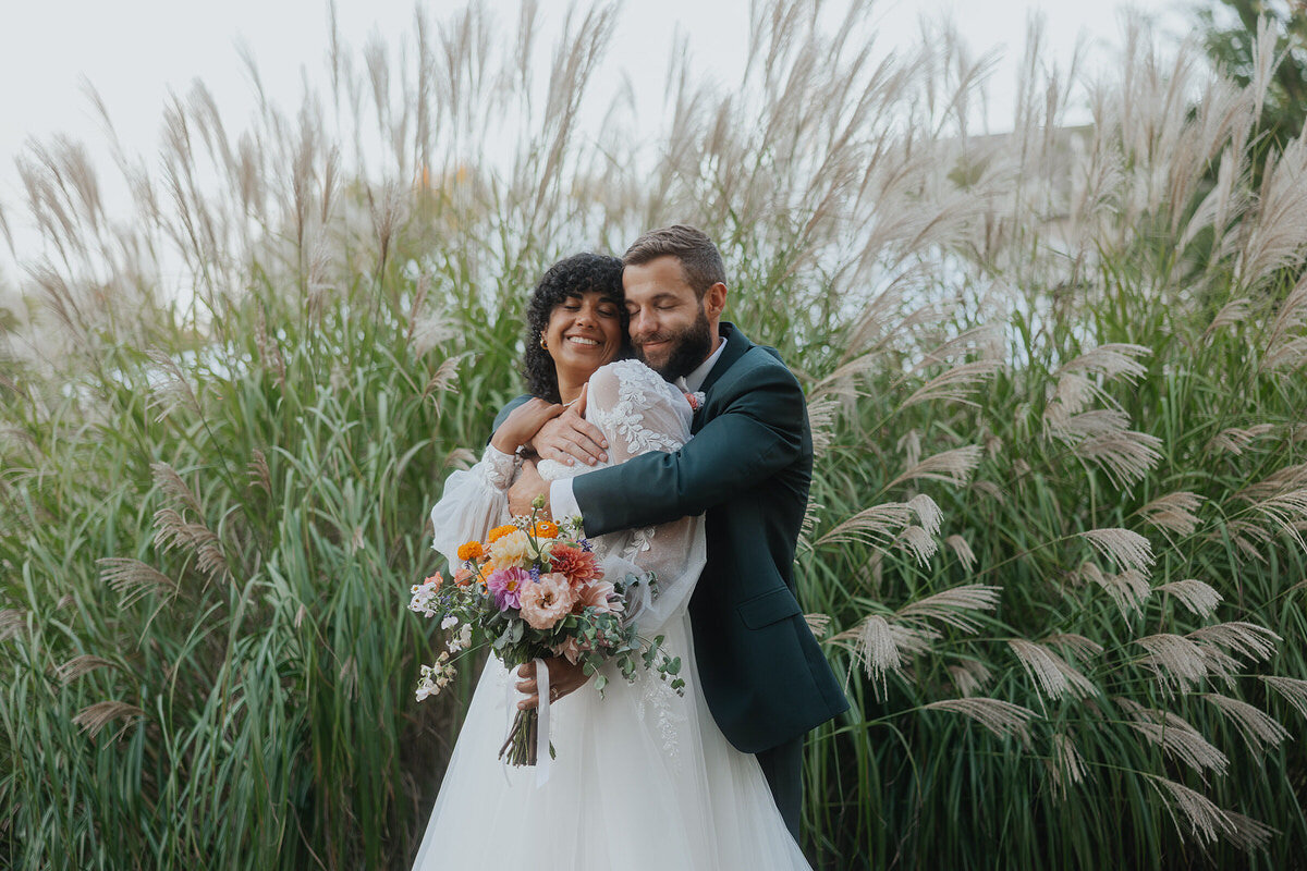 wedding-couple-portrait-chicago-hug-laurianevega