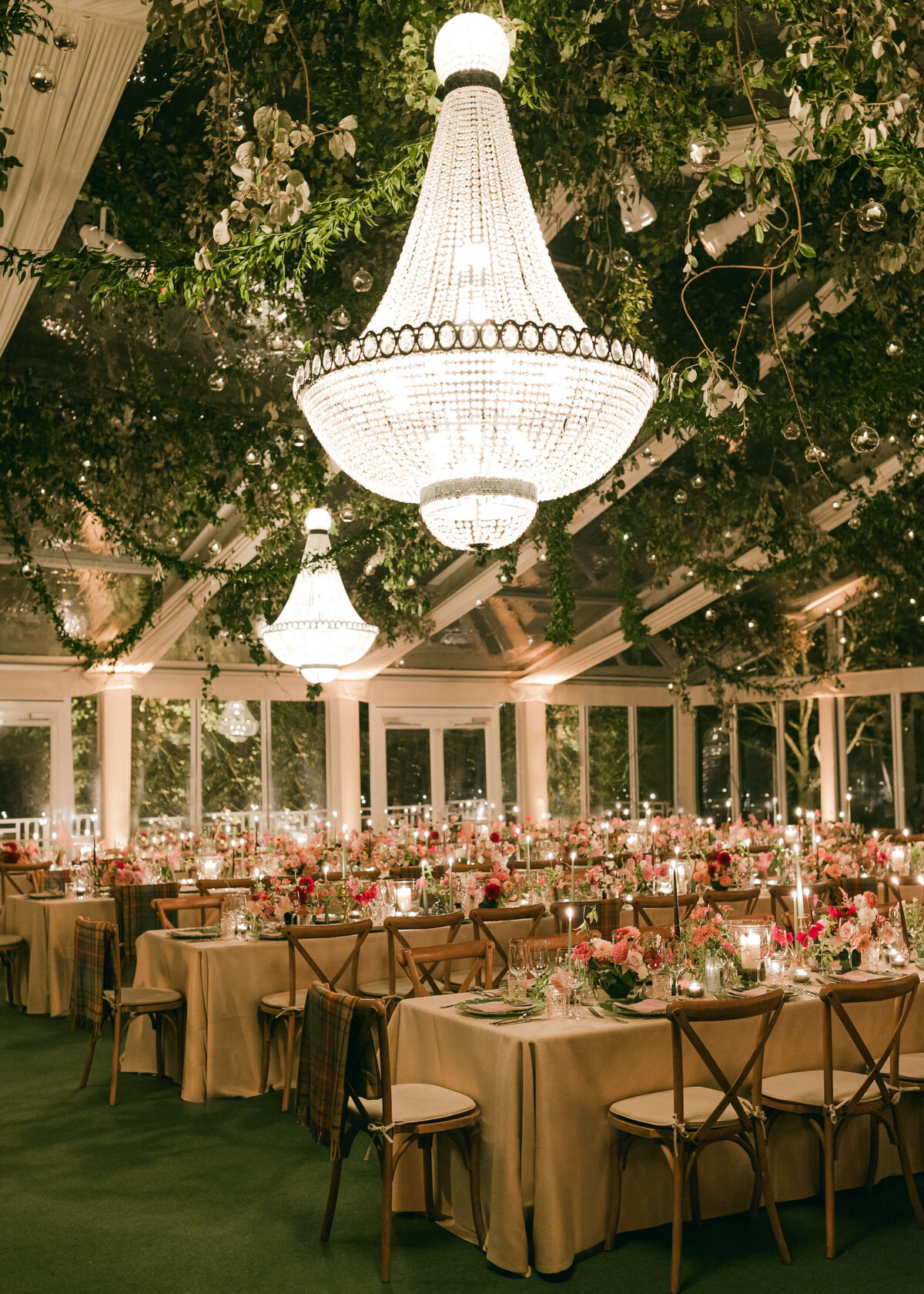 chloe-winstanley-wedding-oxford-gsp-winter-tablescape-chandelier