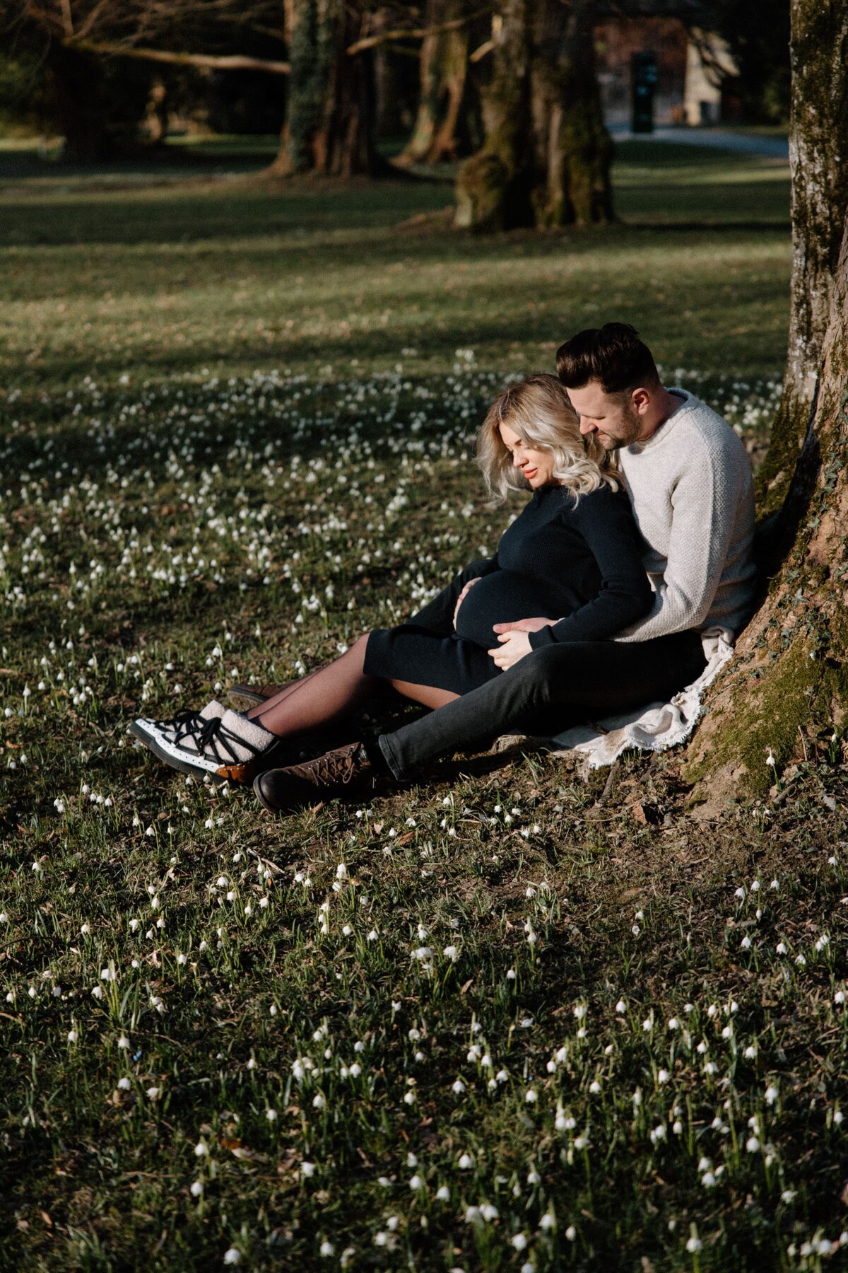 Babybauchfotoshooting Salzburg Fotografin Babybauchfotos Babybauchbilder See Sonnenuntergang authentisch