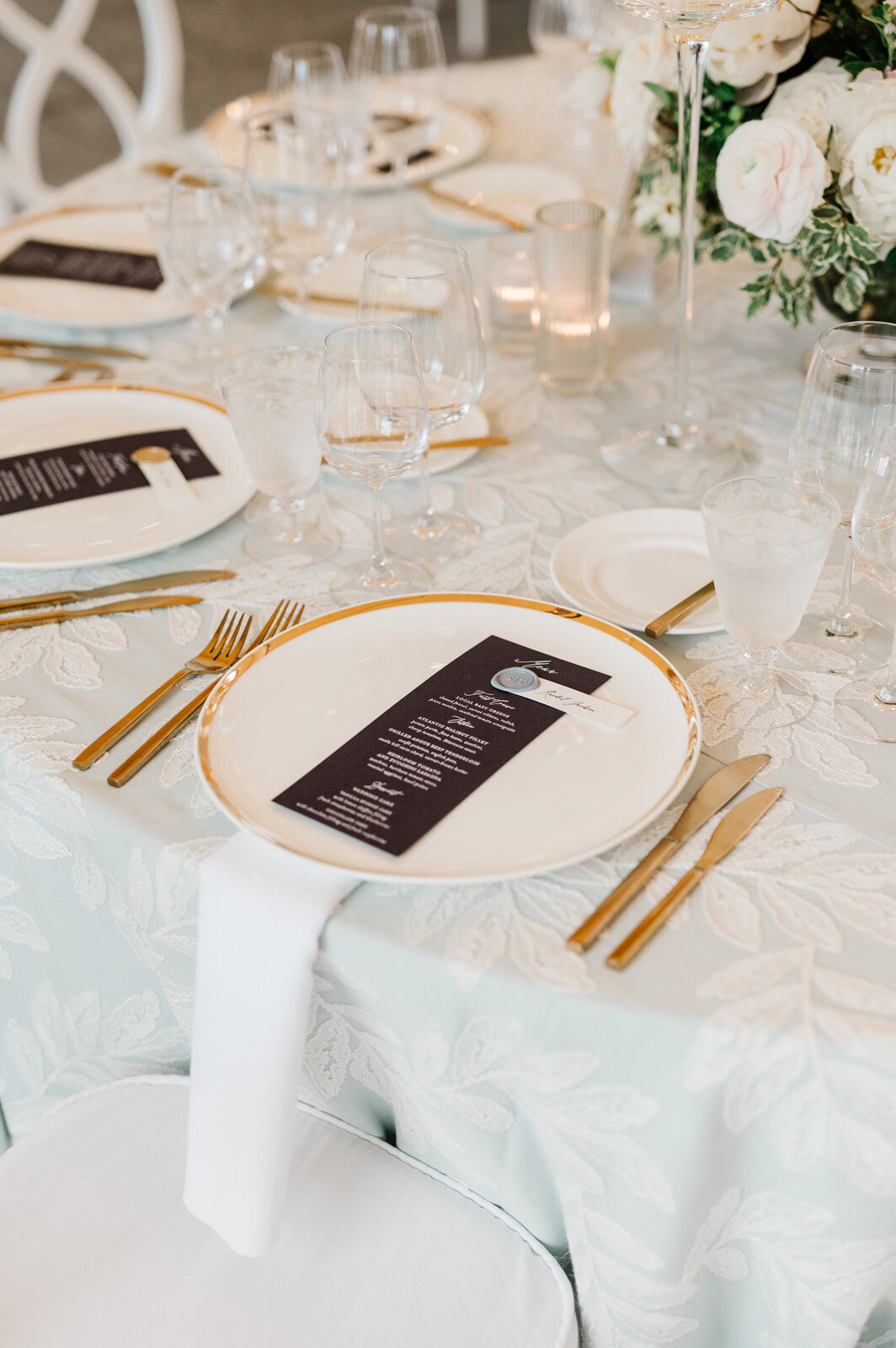 Kate-Murtaugh-Events-Newport-RI-Castle-Hill-Inn-Sperry-tent-wedding-planner-tablescape-blue