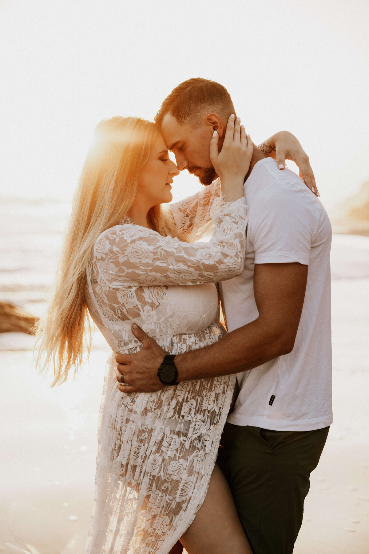couple-beach-maternity-pregnant-photoshoot