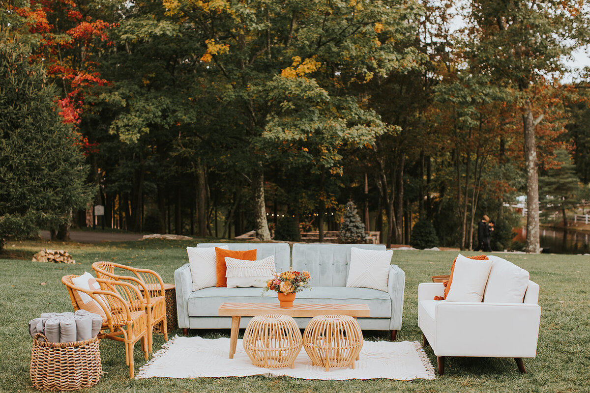 sitting-area-rustic-woodland-wedding-cedar-lakes-5