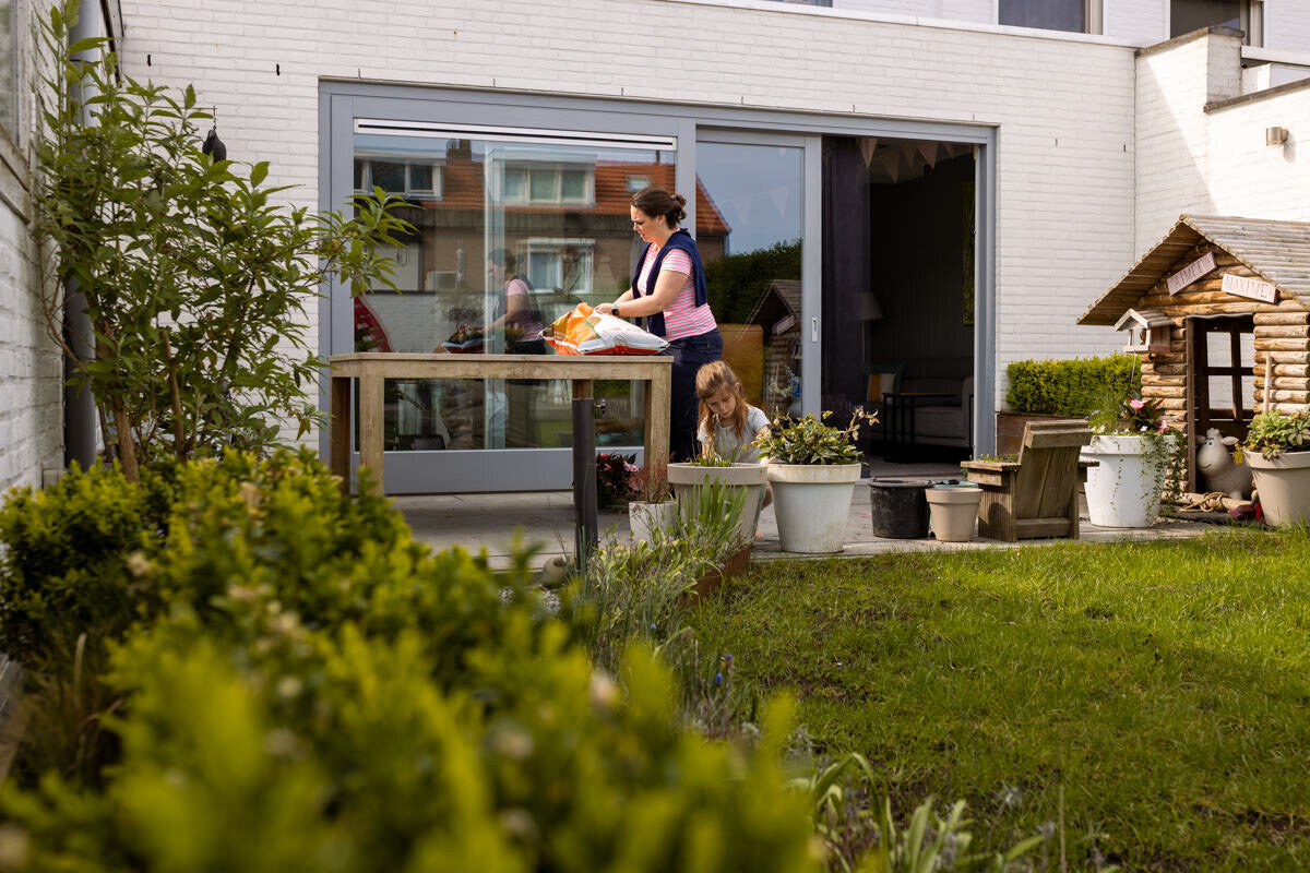 mama en dochters werken in tuin