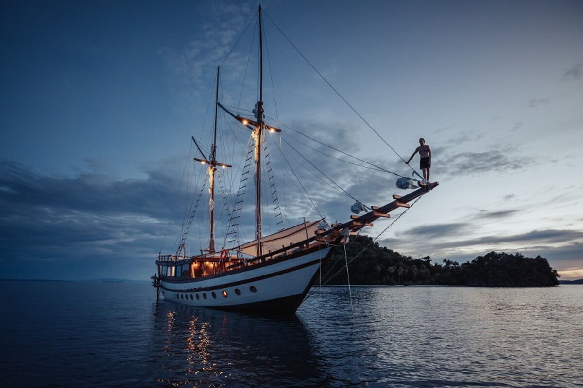 Senja Luxury Yacht Charter Indonesia _lowdef_sunset_anchoring_landscape_1