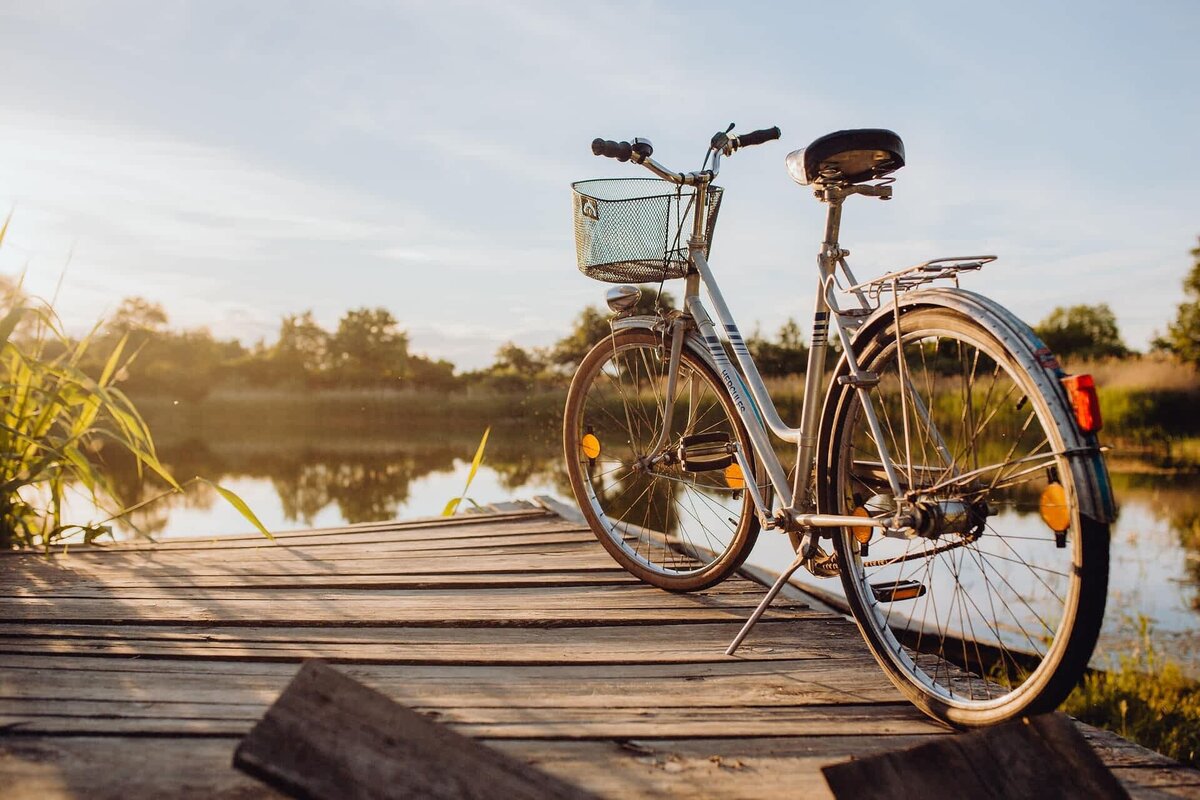 kaboompics_bicycle-with-basket-on-the-pier-in-bright-sunset-light-8041