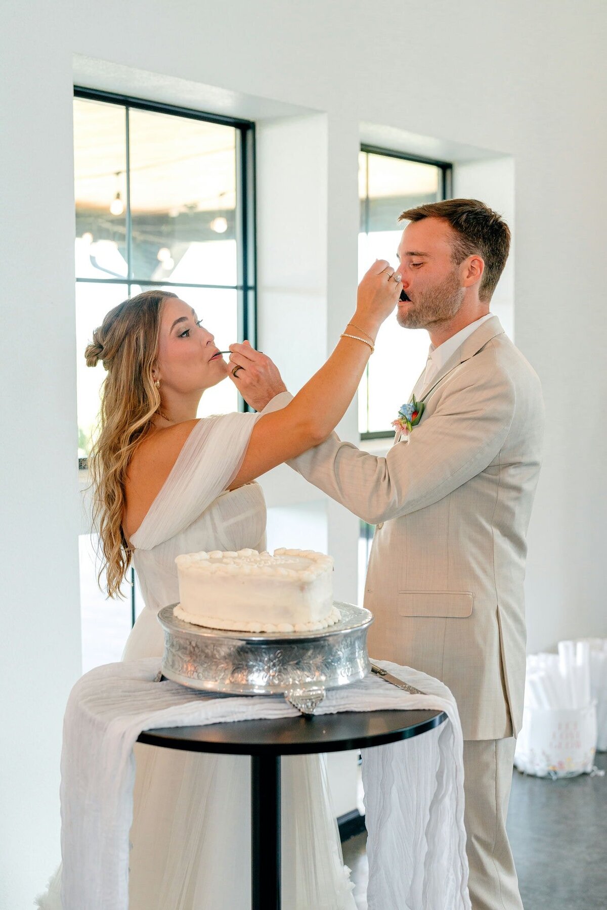 eating-cake-bride-groom