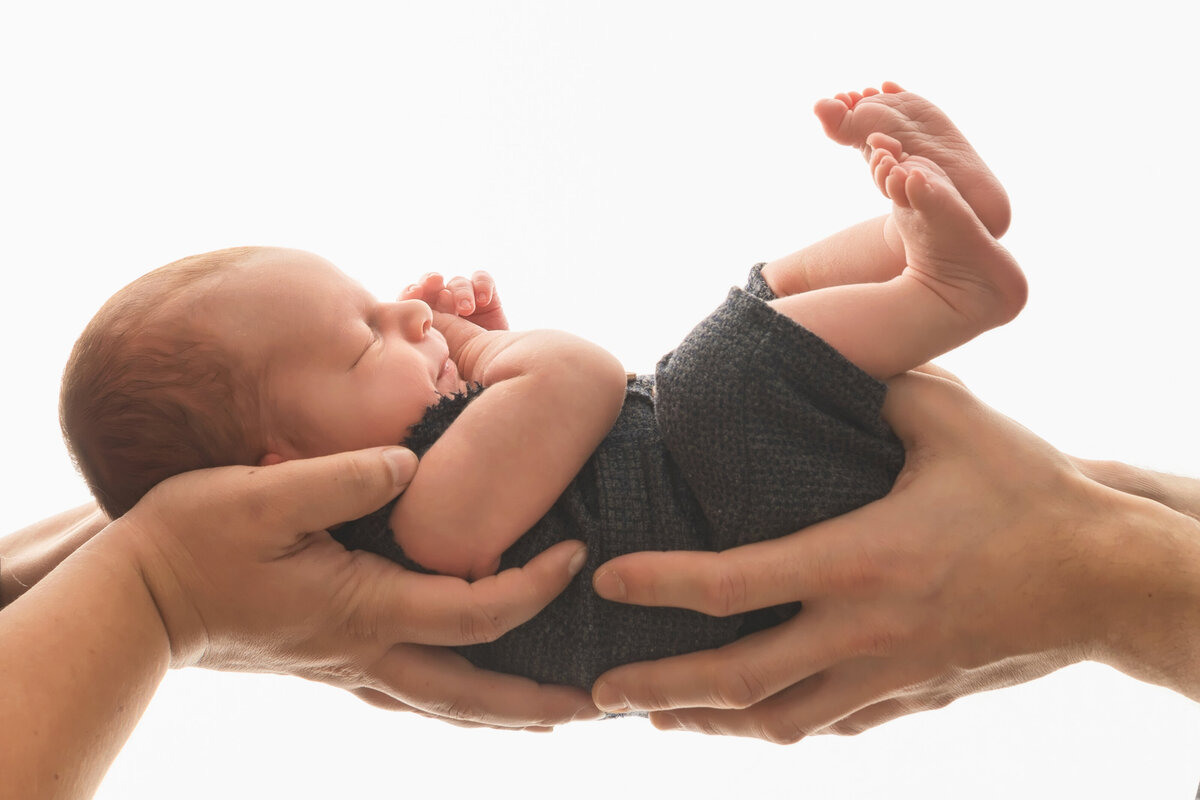 pasgeboren baby jongen op handen gedragen