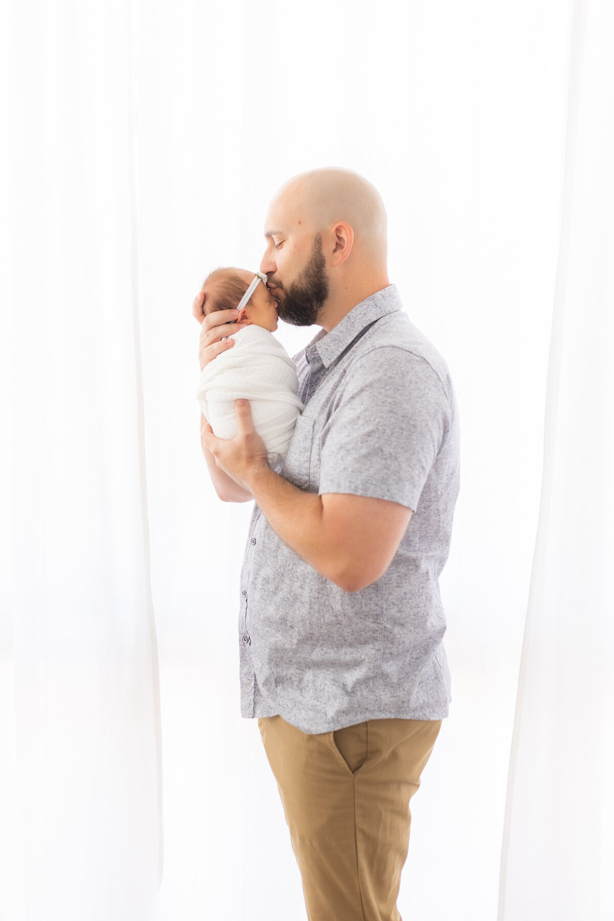 newborn-session-dad-kiss-pose