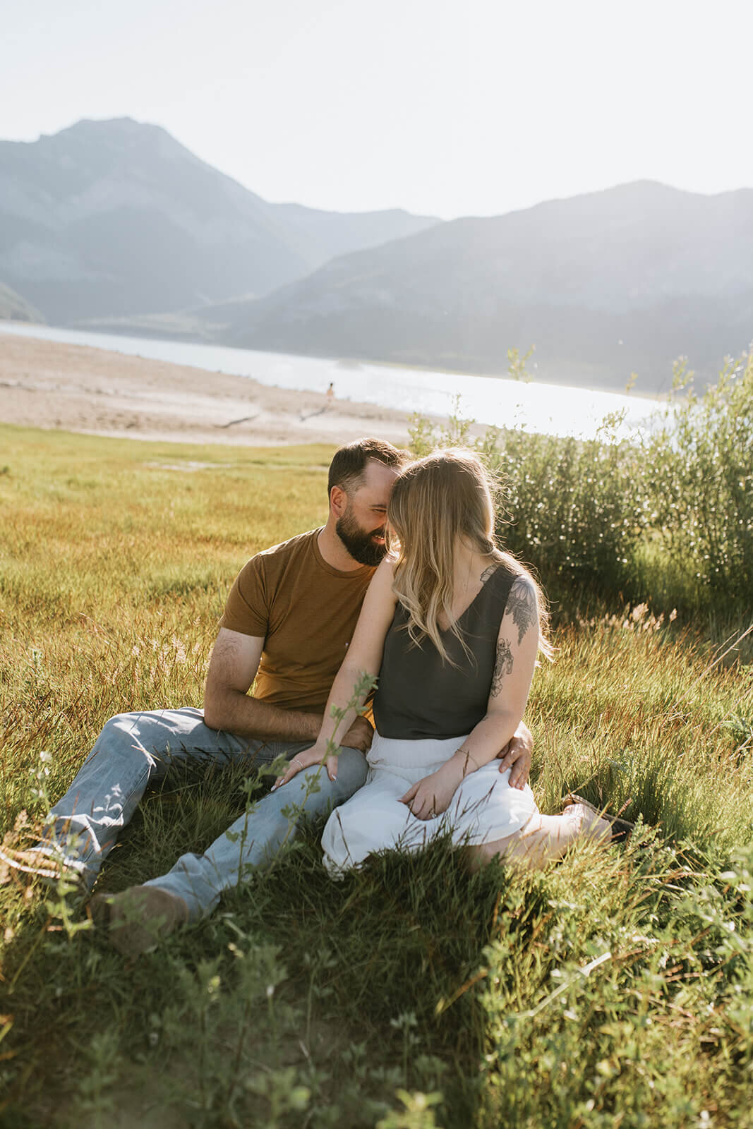 Engagement-photoshoot-in-feild-Alberta