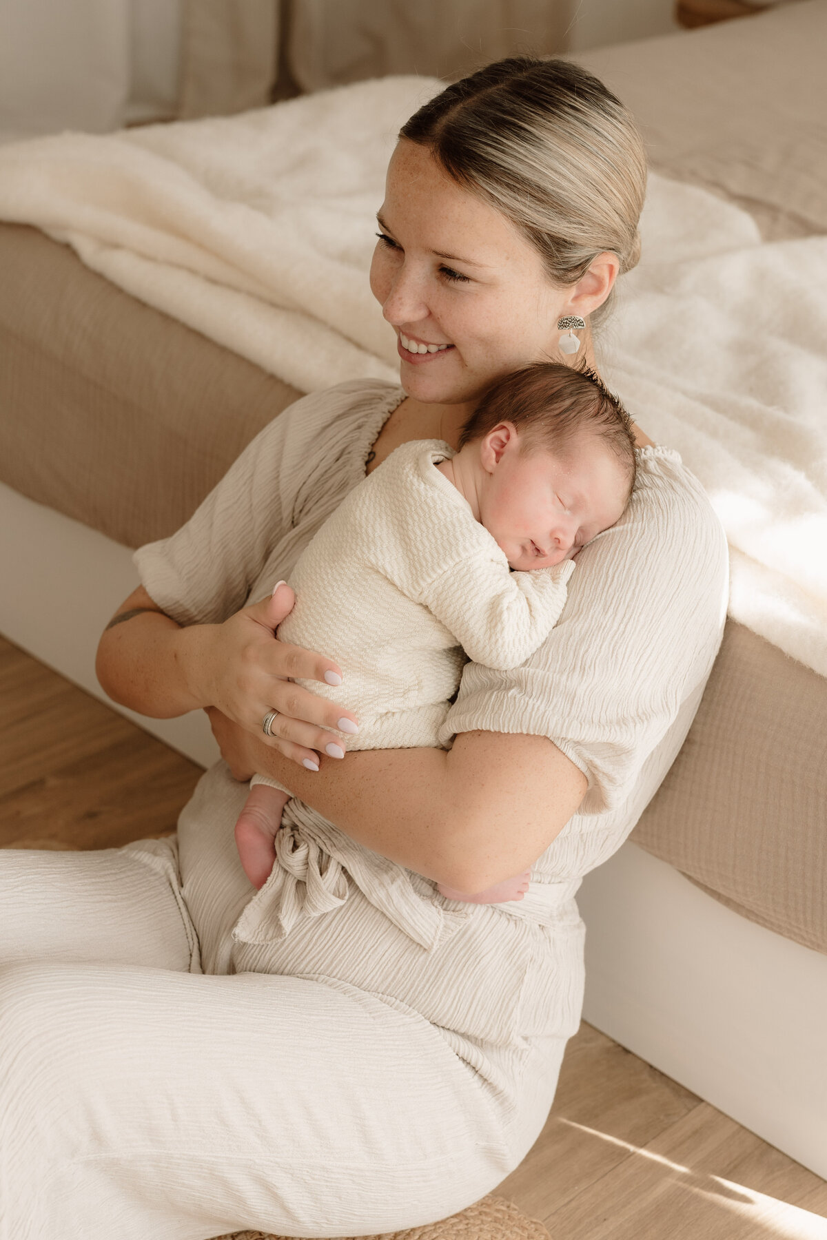 newborn fotograaf - gezinsfotograaf - zwangerschapsfotografie - videograaf - Sint-Niklaas - Pictures by Jess - Mama en baby shoot