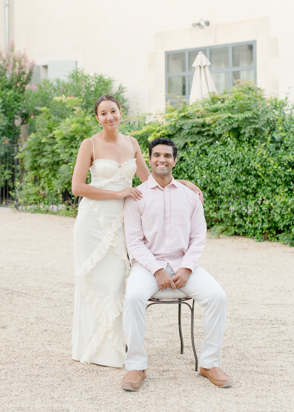portrait-of-couple-in-front-of-chateau054