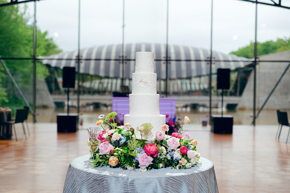 A wedding day photo of the couples wedding cake at Crystal Bridges Museum of American Art