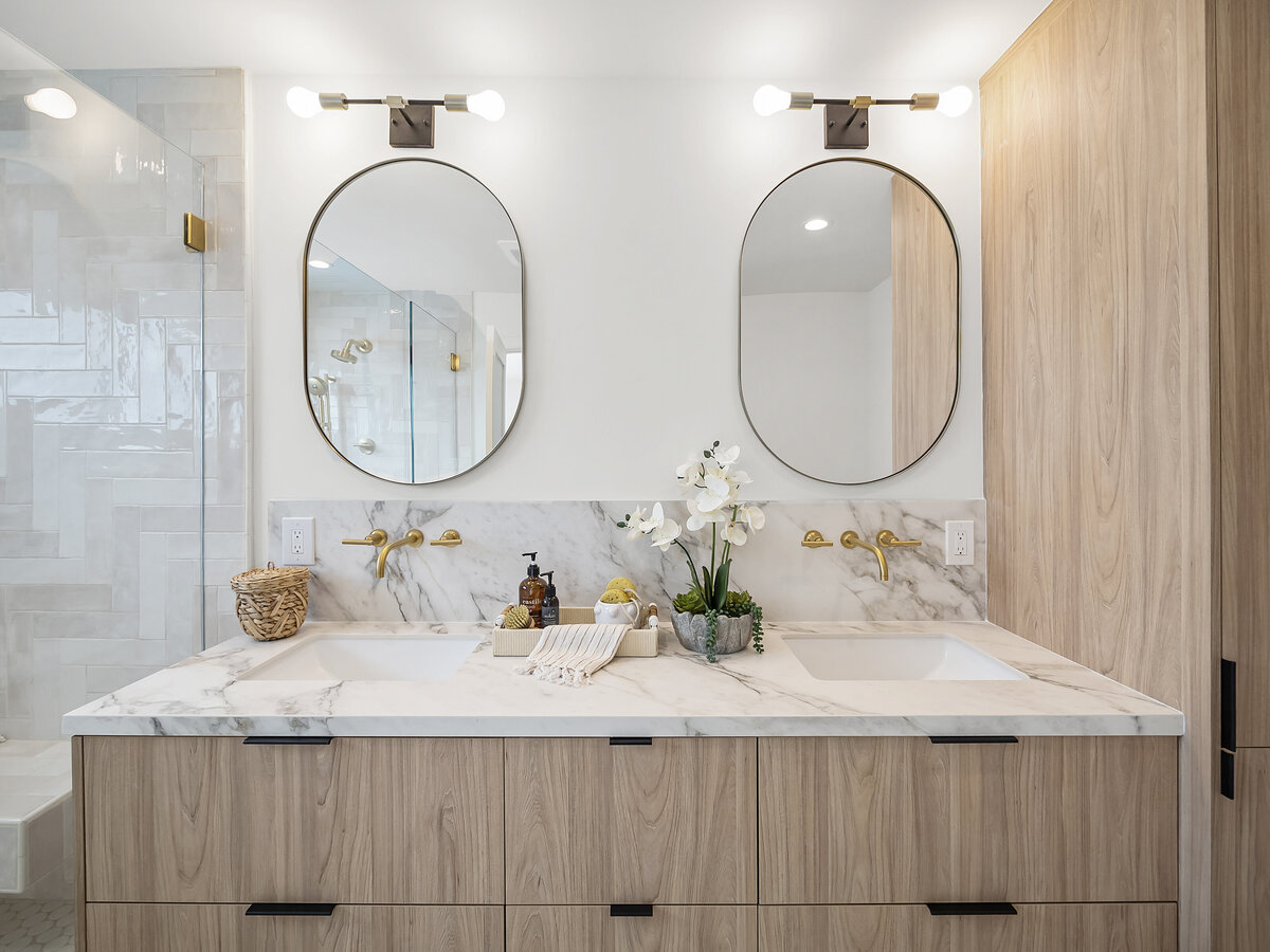 bathroom_interior_design_having_2_sinks_and_oval_mirrors