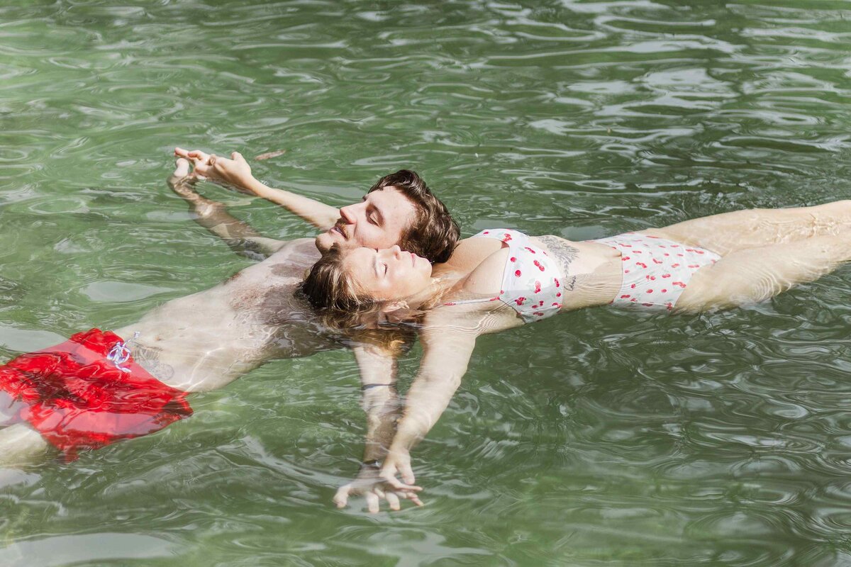 16-couple-swimming-spring